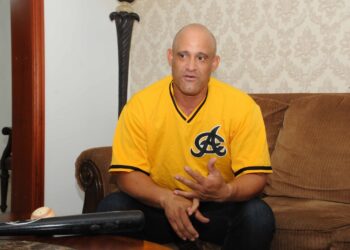 Mendy López: «El abrazo de papá al romper el record de jonrones fue lo más emocionante»