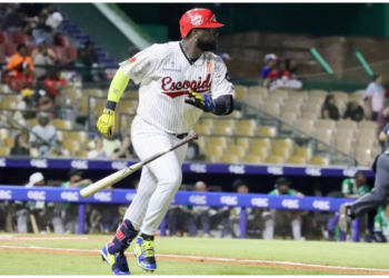 Leones superan a Estrellas en el Quisqueya 5-3