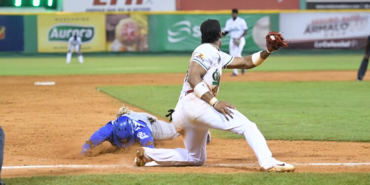 Licey derrota a las Estrellas y escala al primer lugar