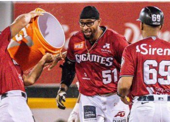 Gigantes siguen firmes en la cima, vencen a los Leones 4-1