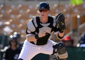 Estrellas contratan al receptor Zack Collins