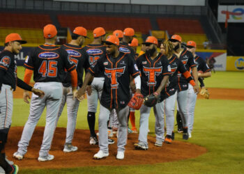 Reyes pega 2 jonrones en victoria de los Toros sobre las Águilas