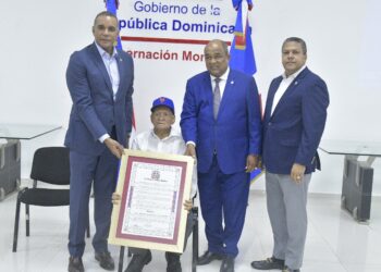 Senado reconoce trayectoria de Osvaldo Virgil (Orégano)