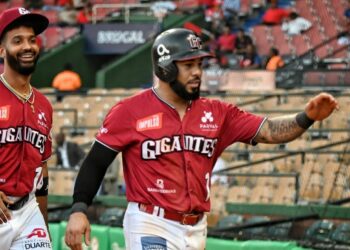 Leury García conectó doble en primer juego de doble cartelera