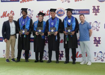 Academia de Los Mets celebra logros en la graduación de prospectos y colaboradores.