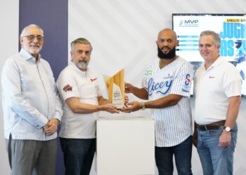 LIDOM y Pizza Hut entregan premio de  JMV del Round Robin a Emilio Bonifacio
