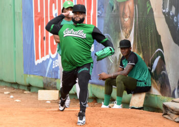 Estrellas buscan afianzarse en primero con Johnny Cueto