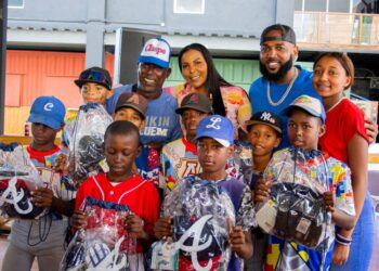 Marcell Ozuna impacta jóvenes de su comunidad con útiles deportivos