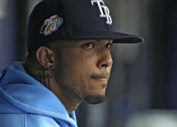 Un ponche Franco abanicando