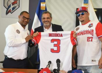 Junior Noboa entrega bandera equipo RD irá a Clasificatorio Serie Mundial Cal Ripken