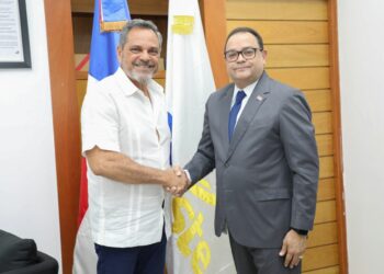 Comisionado de Béisbol y gerente de Edeeste tratan temas de servicios eléctricos en academias