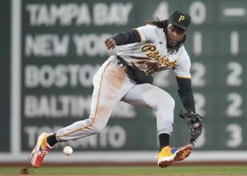 Oneil Cruz juega con mucho cuidado a lesionarse