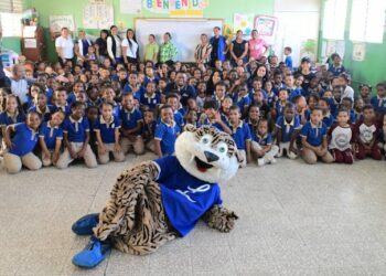 Licey visita Escuela Santo Tomás de Aquino