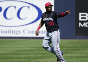 Santana Pega jonrón, mientras Soto lo imita junto a Eloy