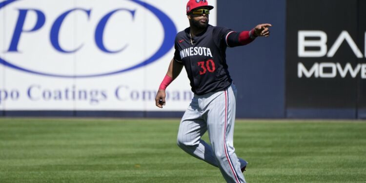 Santana Pega jonrón, mientras Soto lo imita junto a Eloy