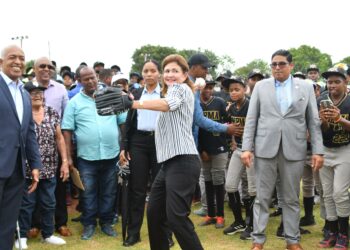 Los Mina ahora tiene un moderno estadio de béisbol