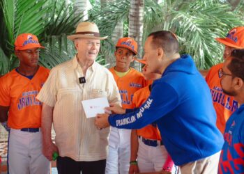 “Amen el béisbol, pero estudien” El consejo de Hipólito Mejía e Igor Rodríguez a los niños
