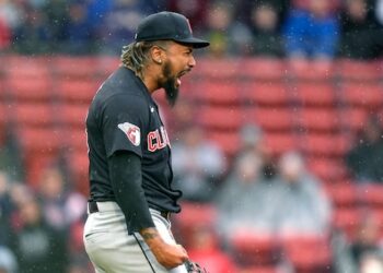 Emmanuel Clase se afianza en liderato de juegos salvados