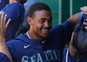 Julio Rodríguez conecta jonrón en revés Seattle