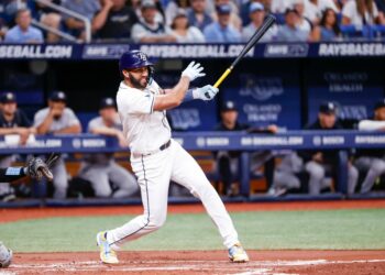 Amed dispara doble y dos sencillos