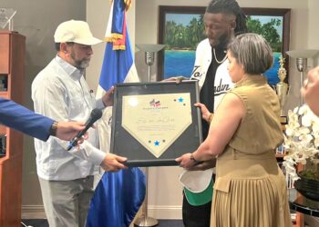 Reconocen a Elly de la Cruz por su contribución al mundo del deporte