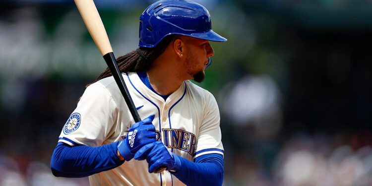 Lanzador Castillo toma turno al bate  tras última aparición en 2021