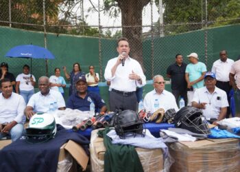 Bisonó y la Fundación Homerun Hopefuls donan utilería a ligas de béisbol de Cristo Rey