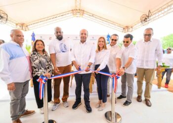 Banreservas remoza estadio de softball de San Luis y parque infantil de SPM