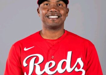 Estrellas anuncian Yefri Sierra como coach de banca