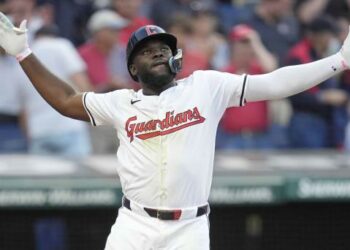 Jhonkensy Noel despacha dos jonrones