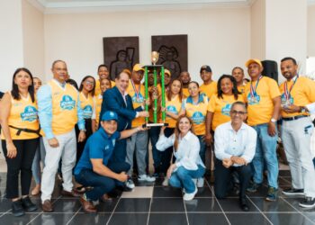 Carolina Mejía entrega trofeo al equipo campeón de los Juegos ADN 2024