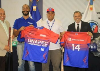 Comisionado de Béisbol y la LBU entregan uniformes y útiles deportivos a equipos