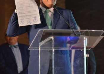 Kelvin Cruz entrega recursos para remozar la oficina de la ACD