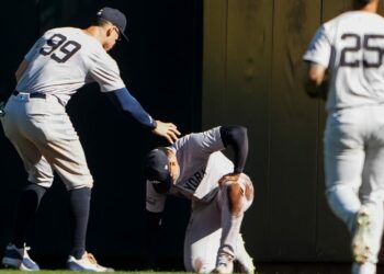 Juan Soto se someterá a rayos-X   tras golpearse rodilla