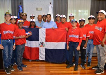 Kelvin Cruz entrega Bandera Nacional selección béisbol U12