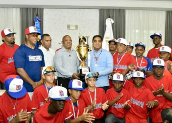 Ministro Kelvin Cruz resalta brillante desempeño del béisbol U-12