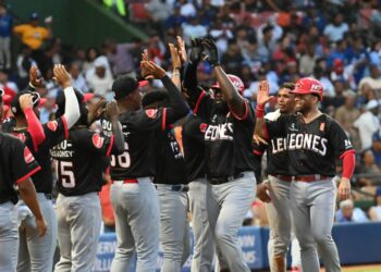 Dos jonrones de Pimentel, uno por los 411, dan victoria sobre Licey