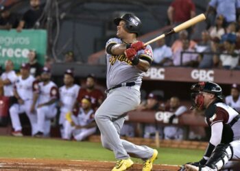 Águilas inician vuelo alto con jonrones de Encarnación y Castro