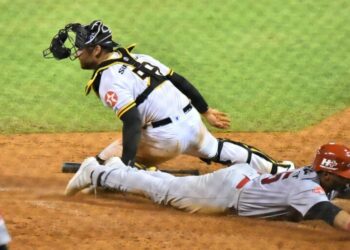 Pujols se lleva duelo contra Molina con victoria 2-1 de Leones