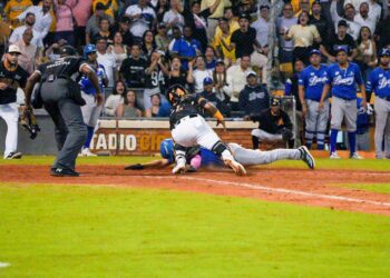 Águilas remontan en el octavo y quedan solas en el cuarto