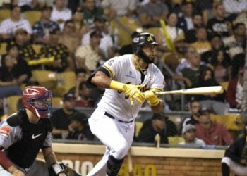 Las Águilas castigan pitcheo escarlata, extienden racha y empatan en tercer lugar