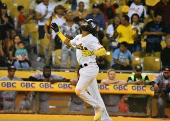 Con grand slam de Aderlin Rodríguez, las Águilas aplastan a los Leones