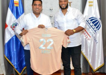 Kelvin Cruz recibe a Robinson Canó