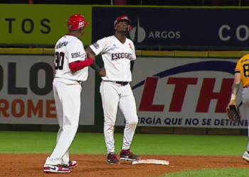 Junior Lake decide con doble triunfo de Leones sobre Águilas