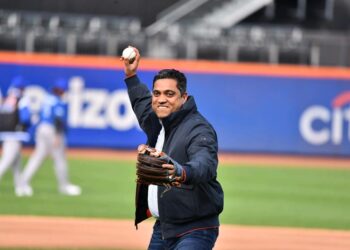 Kelvin Cruz lanzó el pitcheo de honor en Serie de Titanes