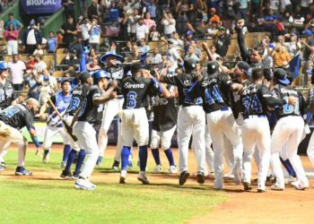 Alcántara jonronea; Licey somete a Toros en el Quisqueya