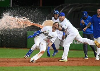 Licey deja a Estrellas en el terreno con hit de Alcántara