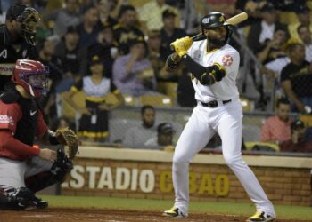 Las Águilas remontan y vencen a los Leones en el Estadio Cibao