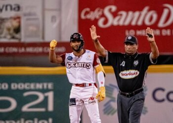 Johan Rojas amplía su récord de robos; Gigantes  a medio juego del cuarto