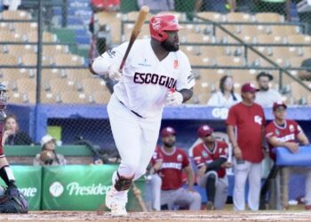 Sandber Pimentel da tres dobles; Leones anotan ocho en el 8vo